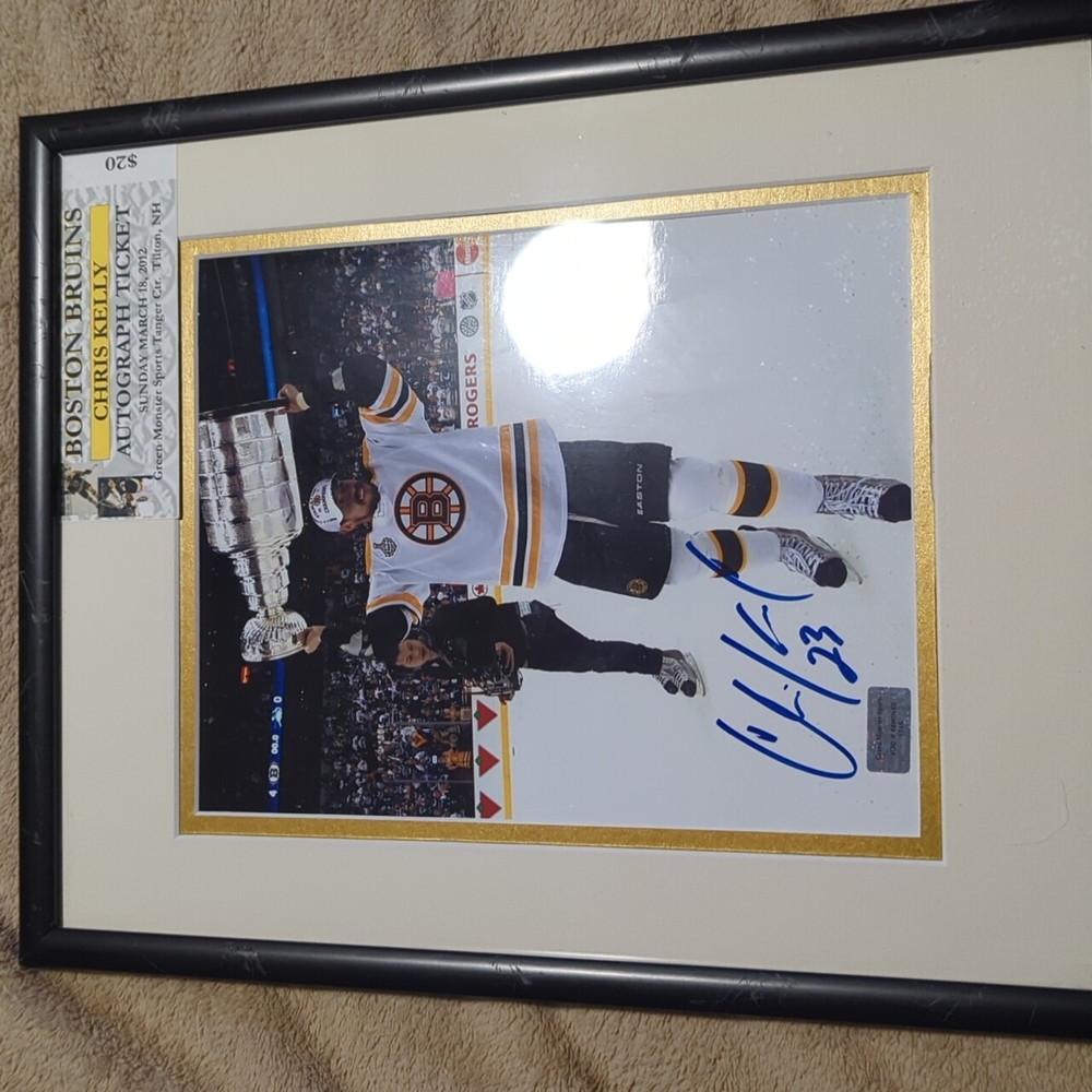 Signed NHL Boston Bruins Chris Kelly photo